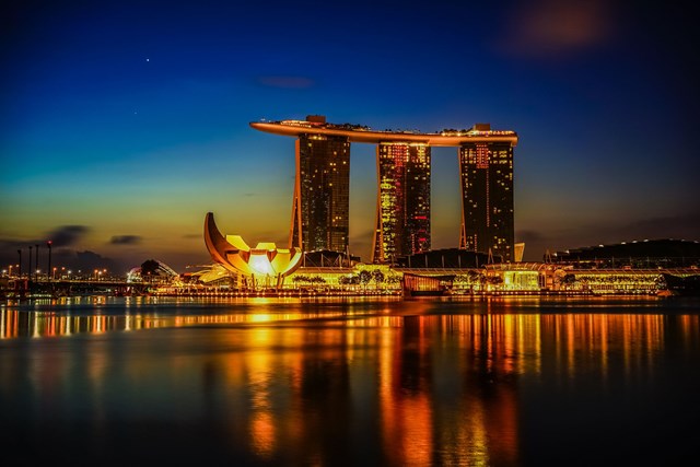 Sau 3 năm, dưới b&agrave;n tay của kiến tr&uacute;c sư Moshe Safdie, c&aacute;c kỹ sư đ&atilde; vượt qua mọi kh&oacute; khăn để c&oacute; thể dựng l&ecirc;n c&ocirc;ng tr&igrave;nh với thiết kế uốn lượn&nbsp;v&agrave; những dạng thức h&igrave;nh học ấn tượng, phức hợp gi&uacute;p Marina Bay Sands trở th&agrave;nh biểu tượng của Singpapore.