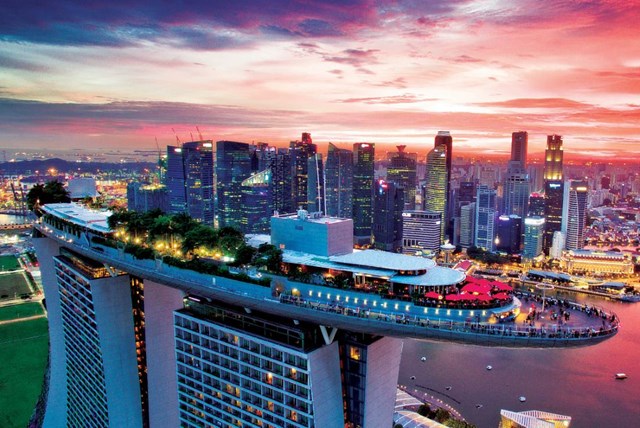 Khi mọi việc đ&atilde; ho&agrave;n tất, c&ocirc;ng vi&ecirc;n SkyPark được x&acirc;y dựng với hơn 10.000 tấn th&eacute;p. C&aacute;c kỹ sư chia c&ocirc;ng vi&ecirc;n th&agrave;nh 14 phần tr&ecirc;n mặt đất trước khi lắp r&aacute;p ch&uacute;ng tr&ecirc;n đỉnh th&aacute;p.&nbsp;