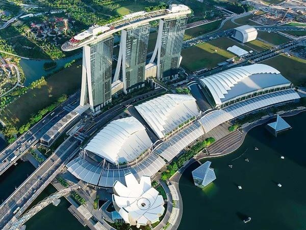 C&ocirc;ng tr&igrave;nh x&acirc;y dựng tr&ecirc;n diện t&iacute;ch 15,5 ha, được r&oacute;t vốn bởi nh&agrave; tỷ ph&uacute; Sheldon Adelson, Tổng Gi&aacute;m đốc tập đo&agrave;n Las Vegas Sands với chi ph&iacute; đầu tư l&ecirc;n tới 5,5 tỷ USD.