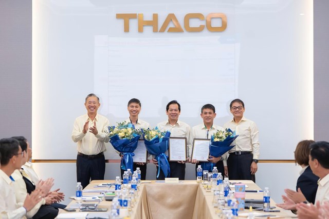 Ban l&atilde;nh đạo Thaco trao quyết định v&agrave; tặng hoa ch&uacute;c mừng 3 Ph&oacute; Tổng Gi&aacute;m đốc mới tại cuộc họp s&aacute;ng ng&agrave;y 16/8. Nguồn: Thaco
