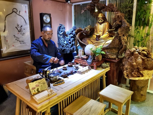 Việc chọn vật trưng b&agrave;y b&agrave;n tr&agrave; cũng cần ch&uacute; &yacute;,&nbsp;khiến th&acirc;n v&agrave; t&acirc;m của gia chủ bất an, dễ sinh phiền n&atilde;o. Ảnh: Kỳ Tr&agrave; C&aacute;c