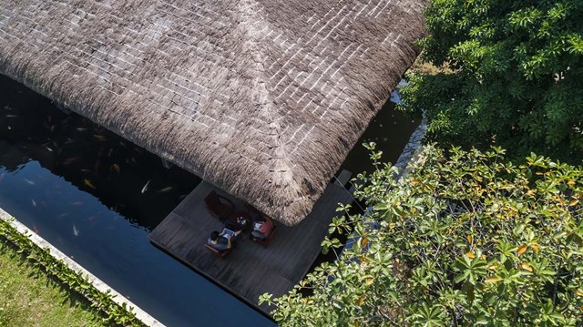 Am House mang n&eacute;t kiến tr&uacute;c đặc trưng ng&ocirc;i nh&agrave; ở miền T&acirc;y Nam Bộ, với hệ thống m&aacute;i tranh được phủ b&ecirc;n tr&ecirc;n m&aacute;i t&ocirc;n vừa gi&uacute;p chống n&oacute;ng, vừa mang tới sự th&acirc;n thuộc, gần gũi.