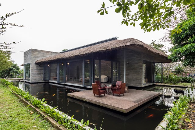 Dưới b&agrave;n tay của 3 kiến tr&uacute;c sư trẻ, Am House được thiết kế gồm 5 khối chức năng bố tr&iacute; t&aacute;ch rời, ph&acirc;n bố tự do kh&ocirc;ng theo bất kỳ một quy tắc n&agrave;o b&ecirc;n dưới một m&aacute;i tranh lớn.