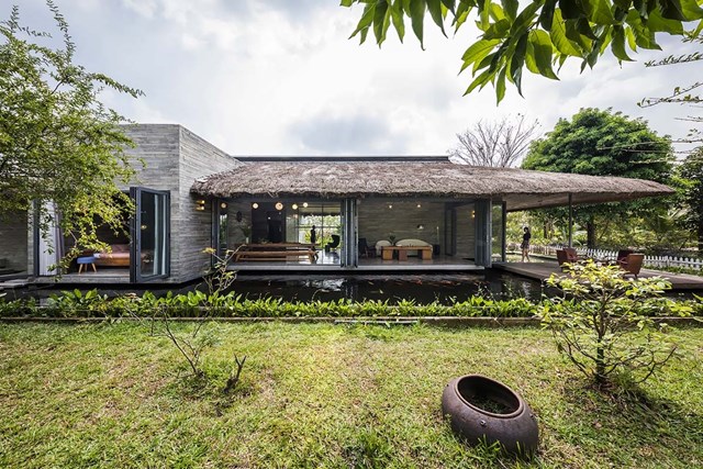 Am House được x&acirc;y dựng tr&ecirc;n một khu đất rộng 3.500 m2 ở Cần Giuộc, Long An. Chủ nh&agrave; l&agrave; gi&aacute;m đốc marketing cho một tập đo&agrave;n lớn, hiện sinh sống tại quận 7, TP HCM.