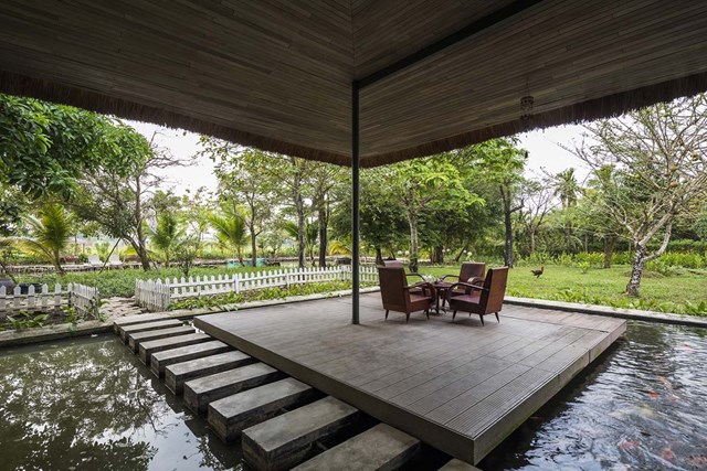Với thiết kế hồ nước lớn nằm s&aacute;t s&agrave;n, &ocirc;m hai mặt của ng&ocirc;i nh&agrave; vừa gi&uacute;p tạo cảnh quan gần gũi lại giảm nhiệt độ cho cả kh&ocirc;ng gian. Gia chủ đ&atilde; thả nhiều c&aacute; koi trong hồ vừa vui mắt lại khiến kh&ocirc;ng gian th&ecirc;m sinh động.