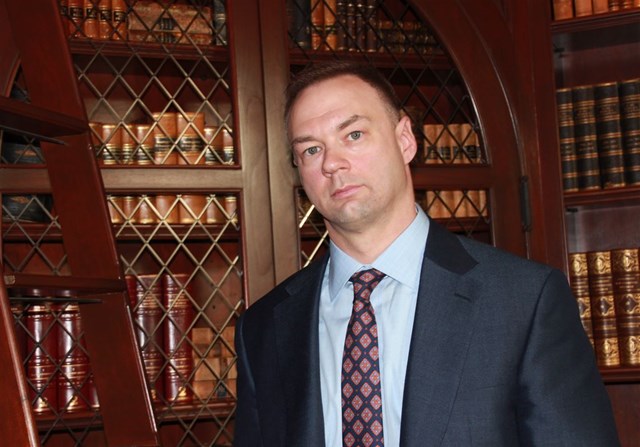 Thomas Tull - Tỷ ph&#250; đi l&#234;n từ ho&#224;n cảnh cơ cực, &quot;đổi đời&quot; nhờ  nghe theo một c&#226;u n&#243;i của Warren Buffett - Ảnh 1