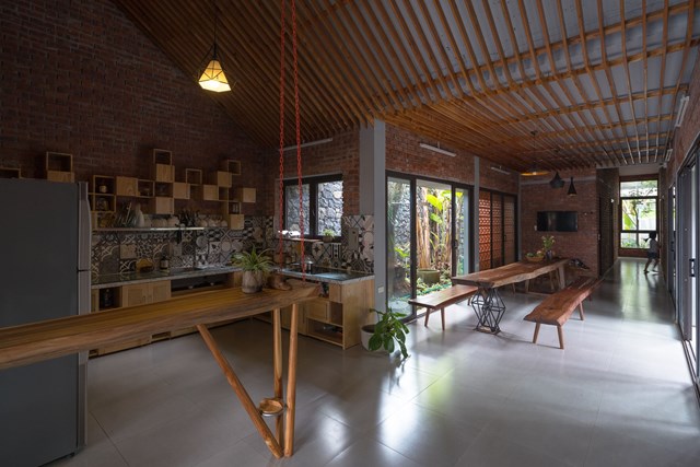 Thấu hiểu mong muốn của gia chủ, đội kiến tr&uacute;c sư của Trung Tran Studio đ&atilde; bắt tay v&agrave;o thiết kế. Ng&ocirc;i nh&agrave; chỉ c&oacute; một tầng,&nbsp;độ cao dần gia tăng về ph&iacute;a sau để giữ trọn h&agrave;ng c&acirc;y hiện hữu.