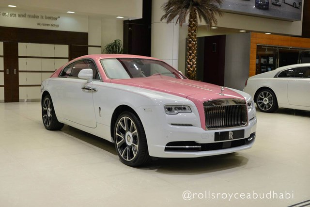 Hai năm trước, tại ph&ograve;ng trưng b&agrave;y ch&iacute;nh thức ở Abu Dhabi xuất hiện một chiếc Rolls-Royce Wraith phi&ecirc;n bản Barbie ngoại thất hồng - trắng v&ocirc; c&ugrave;ng đặc biệt.