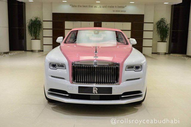 Nổi tiếng chiều kh&aacute;ch, Rolls Royce l&agrave; một trong những h&atilde;ng xe sang hiếm hoi sẵn s&agrave;ng sơn bất cứ m&agrave;u n&agrave;o theo đơn đặt h&agrave;ng, kh&aacute;c với nhiều c&ocirc;ng ty th&iacute;ch duy tr&igrave; đẳng cấp bằng việc chỉ phục vụ c&aacute;c m&agrave;u sơn truyền thống. Đấy l&agrave; l&yacute; do d&ugrave; thường xuất hiện b&ecirc;n cạnh những doanh nh&acirc;n hay tỷ ph&uacute; th&agrave;nh đạt, Rolls Royce cũng trở th&agrave;nh sự lựa chọn của nhiều qu&yacute; b&agrave; ưa phong c&aacute;ch nổi trội.