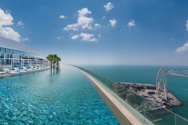 Nằm c&aacute;ch mặt đất gần 294m, bể bơi v&ocirc; cực ngo&agrave;i trời nằm tr&ecirc;n tầng 77 của t&ograve;a th&aacute;p đ&ocirc;i Address Beach, Dubai vừa được tổ chức Guinness thế giới x&aacute;c lập kỷ lục bể bơi v&ocirc; cực ngo&agrave;i trời cao nhất thế giới.&nbsp;
