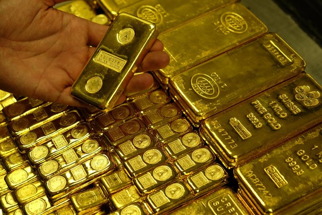Gi&aacute; v&agrave;ng thế giới tăng nhẹ phi&ecirc;n đầu tuần mới, l&ecirc;n 1.820 USD/ounce