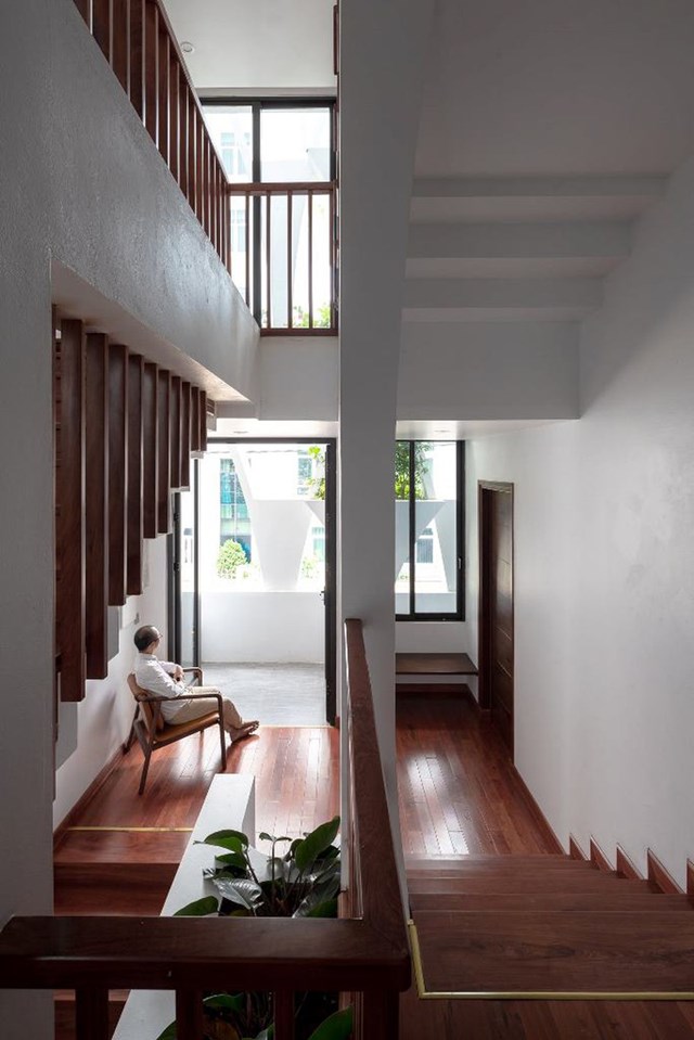Chủ nh&acirc;n của ng&ocirc;i nh&agrave; l&agrave; một người y&ecirc;u thi&ecirc;n nhi&ecirc;n c&acirc;y cỏ, v&igrave; vậy đề b&agrave;i đưa ra chỉ cần nh&agrave; c&oacute; c&acirc;y xanh, nhiều &aacute;nh s&aacute;ng v&agrave; chỗ chơi cho bốn đứa con nhỏ. &nbsp;Để giải "b&agrave;i to&aacute;n" n&agrave;y, nh&oacute;m&nbsp;kiến tr&uacute;c sư đ&atilde; d&agrave;nh phần lớn của ng&ocirc;i nh&agrave; cho kh&ocirc;ng gian c&ocirc;ng cộng, giếng trời v&agrave; đan xen nhiều bồn trồng c&acirc;y xanh.&nbsp;