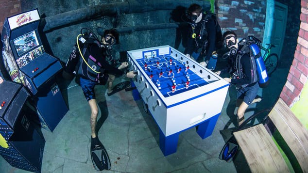 Điểm nổi bật của Deep Dive Dubai l&agrave; th&agrave;nh phố nằm s&acirc;u ph&iacute;a b&ecirc;n dưới. C&aacute;c thợ lặn c&oacute; thể kh&aacute;m ph&aacute; th&agrave;nh phố "bỏ hoang", thậm ch&iacute; chơi c&aacute;c tr&ograve; chơi điện tử trong khu giải tr&iacute; dưới nước.&nbsp;