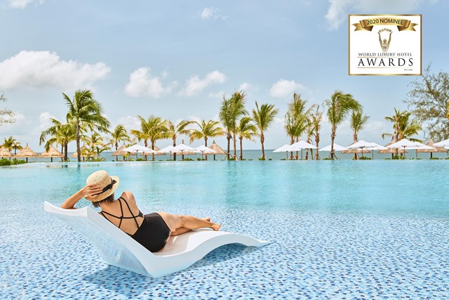 Một g&oacute;c hồ bơi tại M&ouml;venpick Resort Waverly Ph&uacute; Quốc.