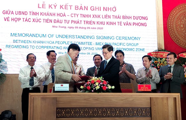 &Ocirc;ng Jonathan Hạnh Nguyễn (b&igrave;a tr&aacute;i) v&agrave; &ocirc;ng Nguyễn Tấn Tu&acirc;n tại buổi lễ k&yacute; kết. (Ảnh: Khải An)