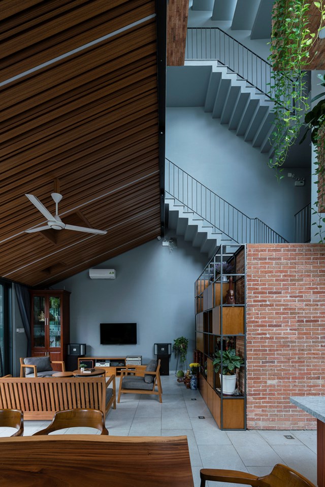 B&ecirc;n cạnh đ&oacute;, thiết kế lệch tầng kh&ocirc;ng chỉ gi&uacute;p gia tăng diện t&iacute;ch sử dụng m&agrave; c&ograve;n tạo độ tho&aacute;ng s&aacute;ng cho ng&ocirc;i nh&agrave;. &nbsp;