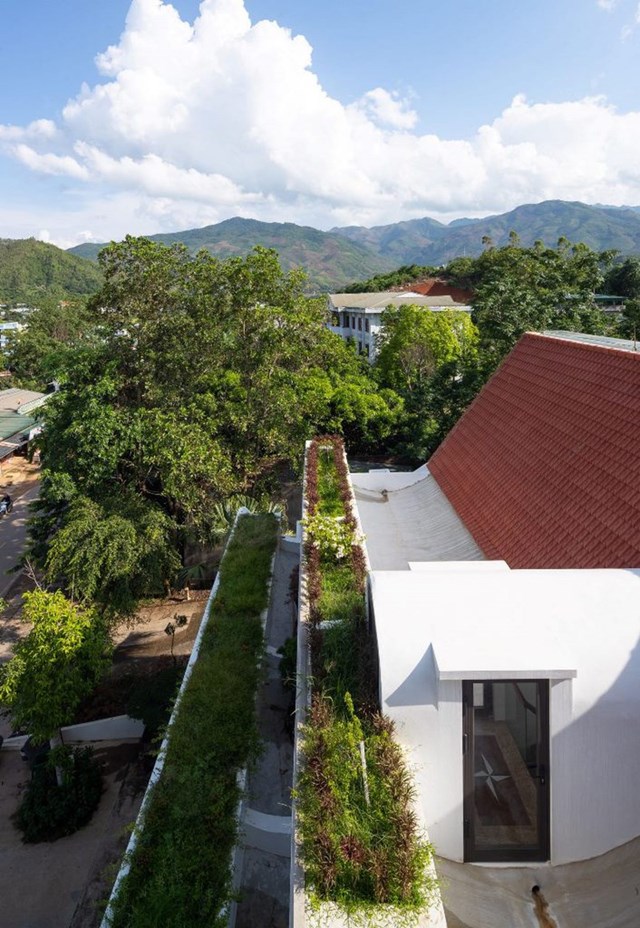 Điểm độc đ&aacute;o của căn nh&agrave; l&agrave; phần m&aacute;i nửa cong nửa v&aacute;t, vừa gi&uacute;p tăng gi&oacute; tự nhi&ecirc;n cho kh&ocirc;ng gian quanh năm m&aacute;t mẻ, lại l&agrave; nơi trồng c&acirc;y tăng th&ecirc;m mảng xanh cho c&ocirc;ng tr&igrave;nh.