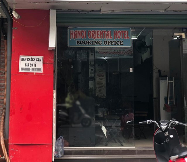 Một kh&aacute;ch sạn tr&ecirc;n phố H&agrave;ng B&egrave; treo biển b&aacute;n với gi&aacute; 69 tỷ đồng. Ảnh: Vy Khanh
