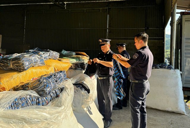Lực lượng Hải quan tiến h&agrave;nh kiểm tra h&agrave;ng h&oacute;a. (Ảnh: Cục Hải quan)