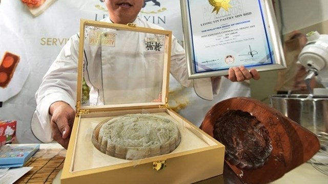 Nguy&ecirc;n liệu ch&iacute;nh của chiếc b&aacute;nh n&agrave;y l&agrave;&nbsp;đ&ocirc;ng tr&ugrave;ng hạ thảo, gia giảm th&ecirc;m nghệ t&acirc;y,&nbsp;mật đường...