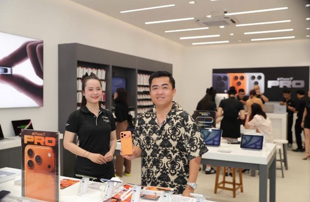 Kh&aacute;ch h&agrave;ng nhận iPhone mới trong sự kiện mở b&aacute;n tại F.Studio by FPT 121 L&ecirc; Lợi (TP.HCM) &nbsp;