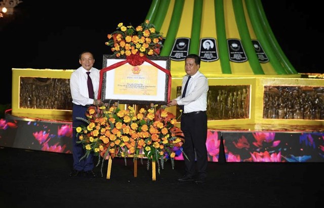 “Lời tri &#226;n - D&#242;ng s&#244;ng hoa lửa”: Đ&#234;m nghệ thuật t&#225;i hiện huyền thoại bến ph&#224; Long Đại - Ảnh 2