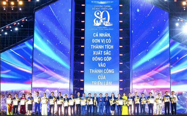 MIK Group vinh dự nhận giải thưởng Kh&ocirc;ng gian trưng b&agrave;y ti&ecirc;u biểu tại triển l&atilde;m &nbsp;