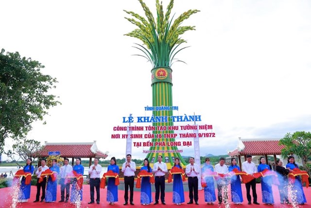 C&aacute;c đại biểu thực hiện nghi thức cắt băng kh&aacute;nh th&agrave;nh.&nbsp; &nbsp;