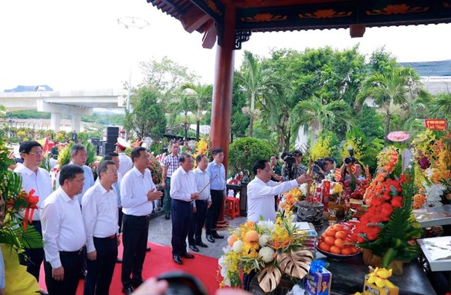 C&aacute;c đại biểu d&acirc;ng hương tưởng niệm c&aacute;c anh h&ugrave;ng liệt sĩ tại sự kiện. &nbsp;