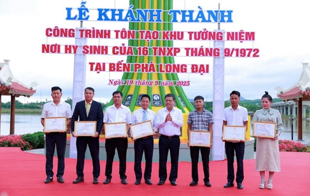 Ph&oacute; Chủ tịch Quốc hội Trần Quang Phương v&agrave; Bộ trưởng Bộ Văn h&oacute;a-Thể thao v&agrave; Du lịch Nguyễn Văn H&ugrave;ng tặng qu&agrave; cho c&aacute;c cựu TNXP.
