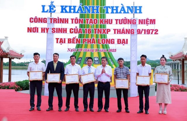 &Ocirc;ng Nguyễn Ngọc Nghị (thứ 4 từ b&ecirc;n tr&aacute;i qua) thay mặt Tập đo&agrave;n T&amp;T Group nhận Bằng khen của Chủ tịch UBND tỉnh Quảng Trị. &nbsp;