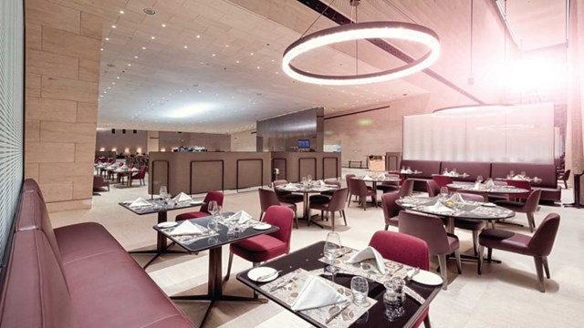 H&agrave;nh kh&aacute;ch tr&ecirc;n Qatar Airways c&oacute; chuyến bay nối chuyến tại Hamad cũng được tận hưởng nhiều đặc quyền như&nbsp;c&oacute; thể tham quan th&agrave;nh phố miễn ph&iacute;. T&ugrave;y v&agrave;o thời gian, việc lưu tr&uacute; hay thưởng thức đồ ăn cũng c&oacute; thể được miễn ph&iacute;.