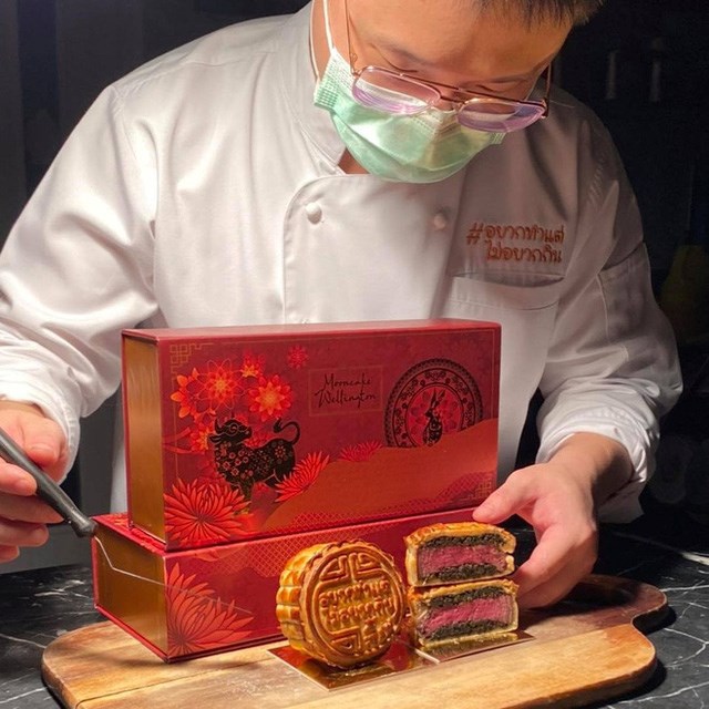 Thoạt nh&igrave;n, chiếc b&aacute;nh n&agrave;y cũng kh&ocirc;ng c&oacute; g&igrave; đặc biệt, nhưng cắt v&agrave;o b&ecirc;n trong nh&acirc;n th&igrave; lại ho&agrave;n to&agrave;n kh&aacute;c.