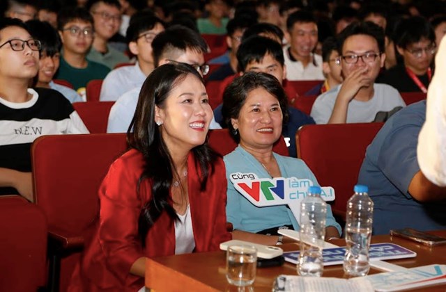 B&agrave; Th&aacute;i Minh Diễm T&uacute; ấn tượng trước t&agrave;i năng của sinh vi&ecirc;n Đại học B&aacute;ch Khoa &nbsp;