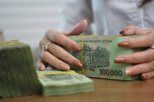 Giao dịch tại một ng&acirc;n h&agrave;ng ở H&agrave; Nội. Ảnh:&nbsp;Giang Huy.