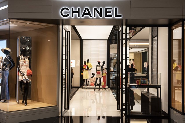 Lựa chọn mua c&aacute;c sản phẩm cao cấp của Chanel tại cửa h&agrave;ng chắc hẳn sẽ th&uacute; vị v&agrave; "sang" hơn nhiều.&nbsp;