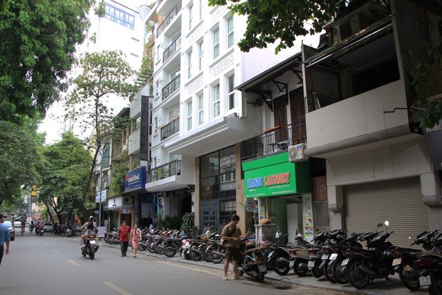 Một v&agrave;i kh&aacute;ch sạn tr&ecirc;n phố L&ograve; Sũ đ&atilde; mở cửa nhưng rất thưa thớt người qua lại