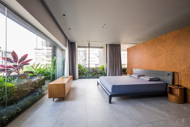 Ph&ograve;ng ngủ thiết kế tối giản với tường k&iacute;nh bao quanh. Việc tiết chế nội thất cũng gi&uacute;p kh&ocirc;ng gian ph&ograve;ng th&ecirc;m rộng r&atilde;i. &nbsp;