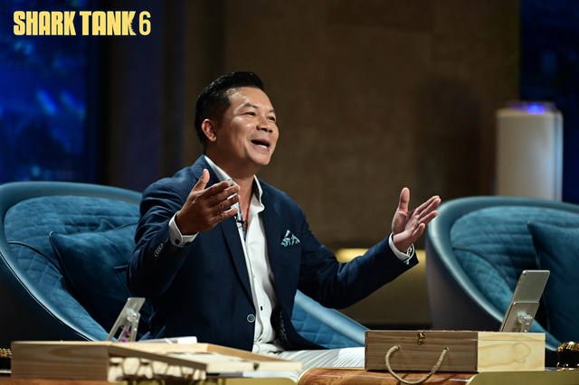 Shark Hưng đề nghị đầu tư 500.000 USD đổi lấy 10% cổ phần c&ocirc;ng ty, trong đ&oacute; 6,5% l&agrave; tiền, 3,5% c&ograve;n lại l&agrave; sự đ&oacute;ng g&oacute;p về h&igrave;nh ảnh c&aacute; nh&acirc;n, kinh nghiệm, t&ecirc;n tuổi của Shark.