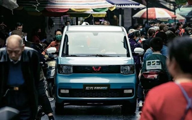 Mini EV hướng tới đối tượng kh&aacute;ch h&agrave;ng trẻ v&agrave; gia đ&igrave;nh nhỏ sống ở đ&ocirc; thị đ&ocirc;ng đ&uacute;c.&nbsp;Th&agrave;nh c&ocirc;ng vượt bậc của Mini EV cho thấy nhu cầu tiềm ẩn về &ocirc; t&ocirc; điện ở mức gi&aacute; ph&ugrave; hợp trong tương lai. Đầu tuần, h&atilde;ng Tesla cũng vừa th&ocirc;ng b&aacute;o&nbsp;kế hoạch xuất xưởng một chiếc xe điện trị gi&aacute; 25.000 USD trong khoảng ba năm tới.&nbsp;