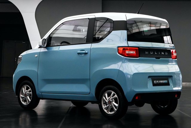 Wuling Hongguang Mini EV sở hữu k&iacute;ch thước 2,9m x 1,4m x 1,6m v&agrave; chiều d&agrave;i cơ sở 1,9m. D&ugrave; d&agrave;i chưa đến 3m nhưng mẫu &ocirc; t&ocirc; điện n&agrave;y vẫn c&oacute; đủ chỗ cho 4 người ngồi b&ecirc;n trong.