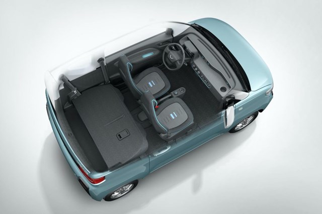 Thiết kế h&agrave;ng ghế thứ 2 tr&ecirc;n Wuling Hongguang Mini EV cho ph&eacute;p người d&ugrave;ng c&oacute; thể gập phẳng để tăng kh&ocirc;ng gian chứa h&agrave;nh l&yacute; l&ecirc;n đến 740 l&iacute;t.