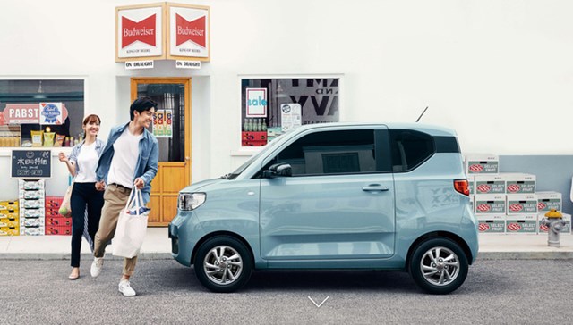 Tại thị&nbsp;trường Trung Quốc, Wuling Hongguang Mini EV c&oacute; gi&aacute; dao động từ 29.800 - 38.800 nh&acirc;n d&acirc;n tệ (tương đương 4.100 - 5.500 USD, khoảng 98,5 - 128 triệu đồng).&nbsp;