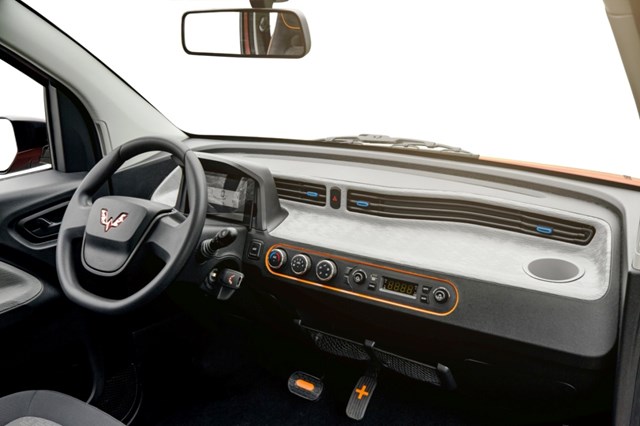 Wuling Hongguang Mini EV c&ograve;n được trang bị 2 t&uacute;i kh&iacute; trước, hệ thống chống b&oacute; cứng phanh ABS, ph&acirc;n bổ lực phanh điện tử EBD, cảnh b&aacute;o &aacute;p suất lốp v&agrave; cảm biến l&ugrave;i.