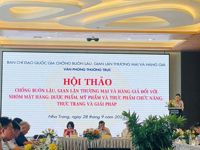 To&agrave;n cảnh buổi hội thảo.