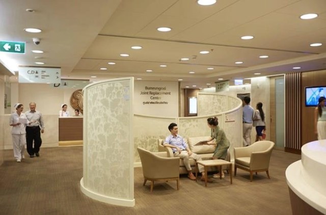 Đội ngũ B&aacute;c sĩ, Y t&aacute;, nh&acirc;n vi&ecirc;n tại Bệnh viện&nbsp;Bumrungrad lu&ocirc;n quan t&acirc;m đến chất lượng chăm s&oacute;c sức khỏe từng người bệnh.