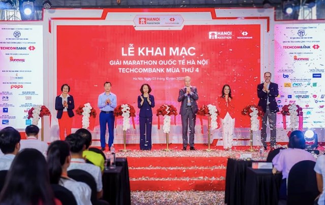 Lễ khai mạc Giải Marathon Quốc tế H&agrave; Nội Techcombank M&ugrave;a thứ 4 đ&aacute;nh dấu sự trở lại của giải chạy biểu trưng của Thủ đ&ocirc; H&agrave; Nội.