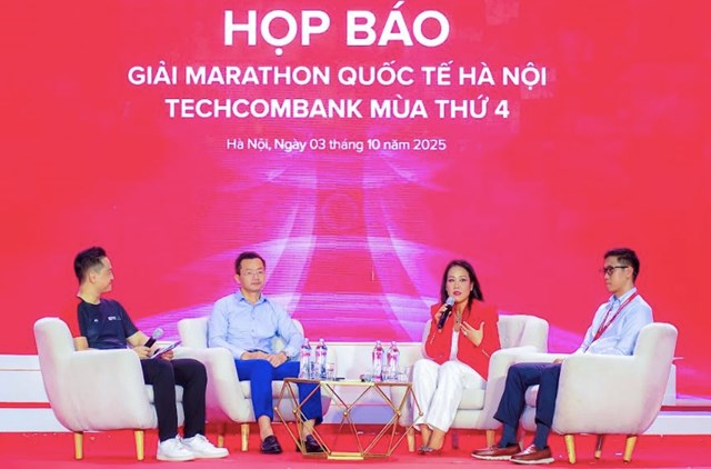 Ngay sau Lễ Khai mạc, Giải Marathon Quốc tế H&agrave; Nội Techcombank m&ugrave;a thứ 4 cũng tổ chức Họp b&aacute;o để l&agrave;m r&otilde; hơn c&aacute;c vấn đề m&agrave; truyền th&ocirc;ng cũng như c&aacute;c VĐV quan t&acirc;m.