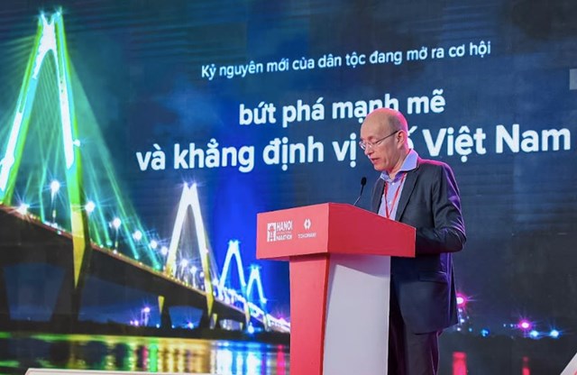 &Ocirc;ng Jens Lottner - Tổng gi&aacute;m đốc Techcombank ph&aacute;t biểu tại Lễ Khai mạc Giải Marathon Quốc tế H&agrave; Nội Techcombank m&ugrave;a 4.