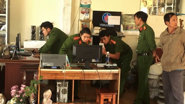 C&ocirc;ng an tỉnh L&acirc;m Đồng kh&aacute;m x&eacute;t doanh nghiệp mua b&aacute;n h&oacute;a đơn tr&aacute;i ph&eacute;p hồi th&aacute;ng 11 năm ngo&aacute;i. Ảnh: Tr&ugrave;ng Dương